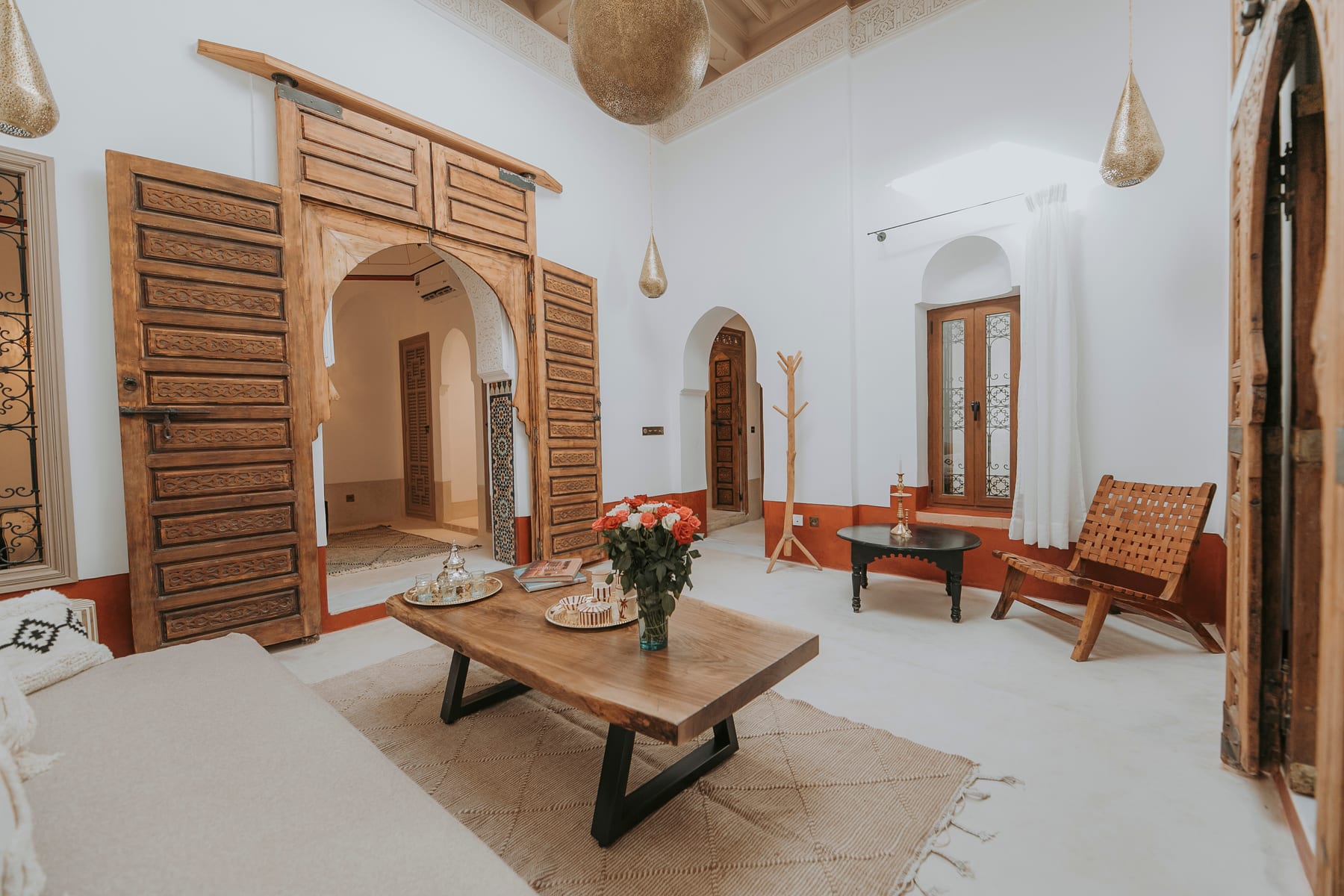 Le salon lumineux de la Suite Bahia au Dar Akal